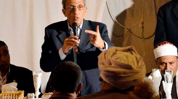 عمرو موسى (75 عاما) قضى سنوات عدة وزيرا للخارجية في عهد مبارك، وهو الأمين العام الأسبق لجامعة الدول العربية، ورمزه الانتخابي الشمس