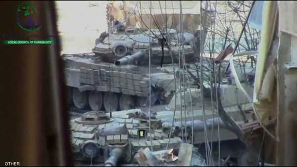 تتعرض دبابات الجيش السوري للقنص من قبل مقاتلي الجيش الحر