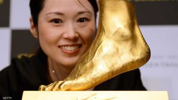 موظفة في شركة الذهب اليابانية تنظر إلى قدم ميسي اليسرى المصنوعة من الذهب الخالص