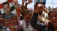 يمنيون يتظاهرون مطالبين بحقوق شهداء الثورة 