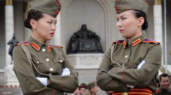 جنديتان من منغوليا خلال نوبة حراسة